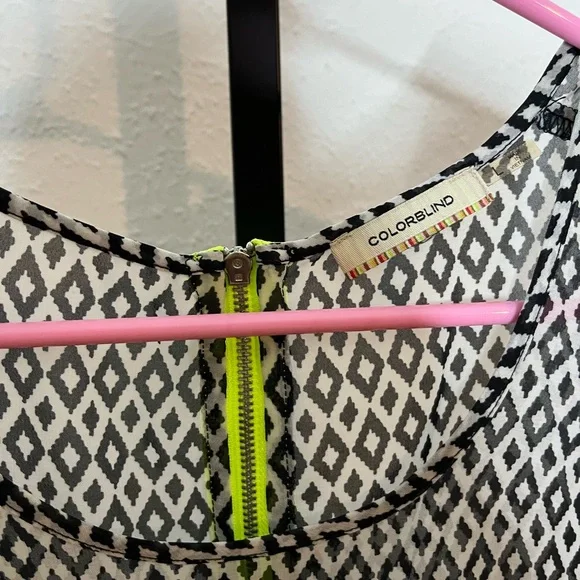 Colorblind Black & White Print Yellow Zip Size Large - Picture 3 of 5